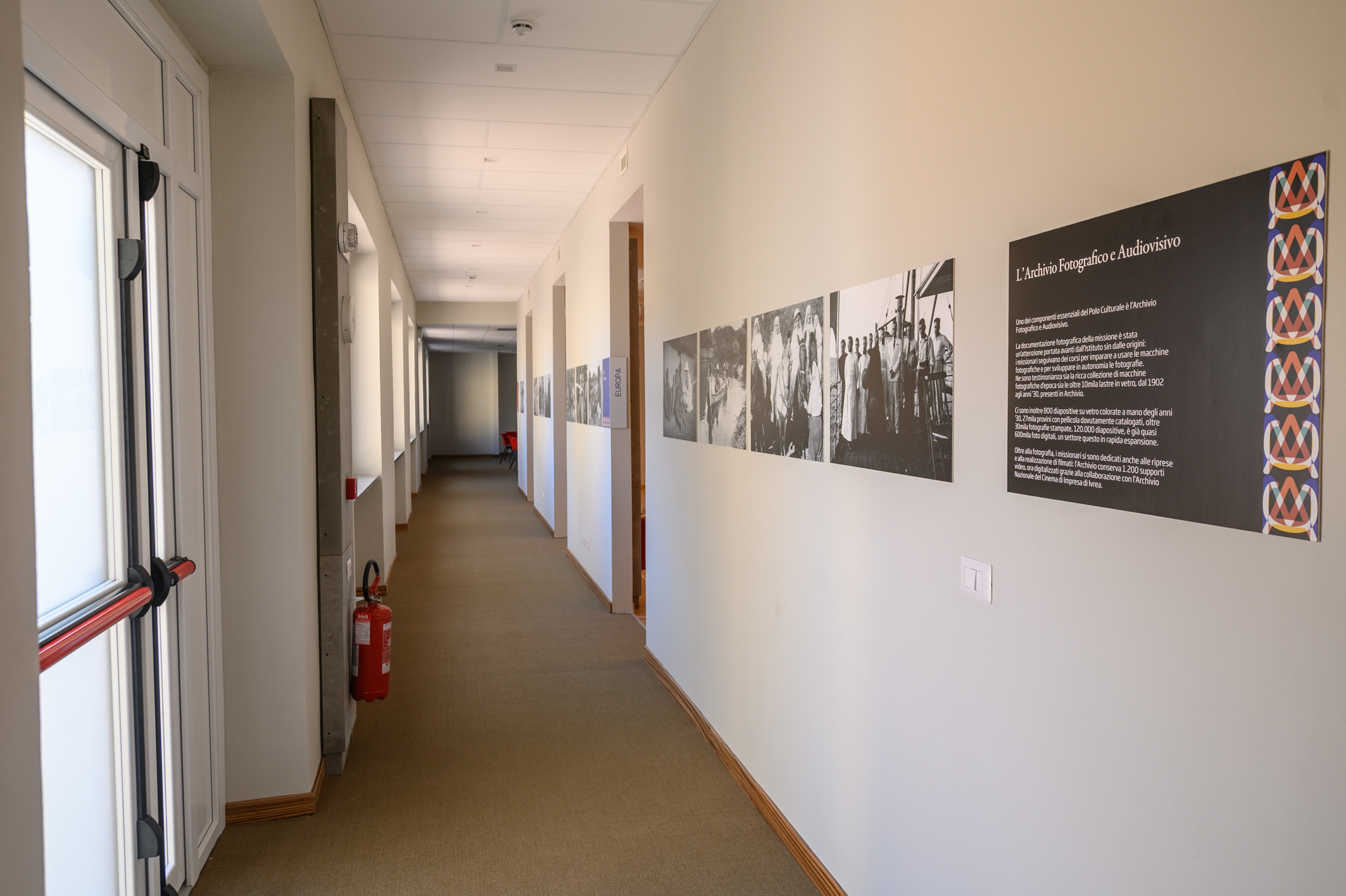 Vista di un corridoio con immagini relative alla mostra