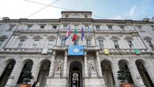 Vista in prospettiva dal basso del palazzo del comune di Torino